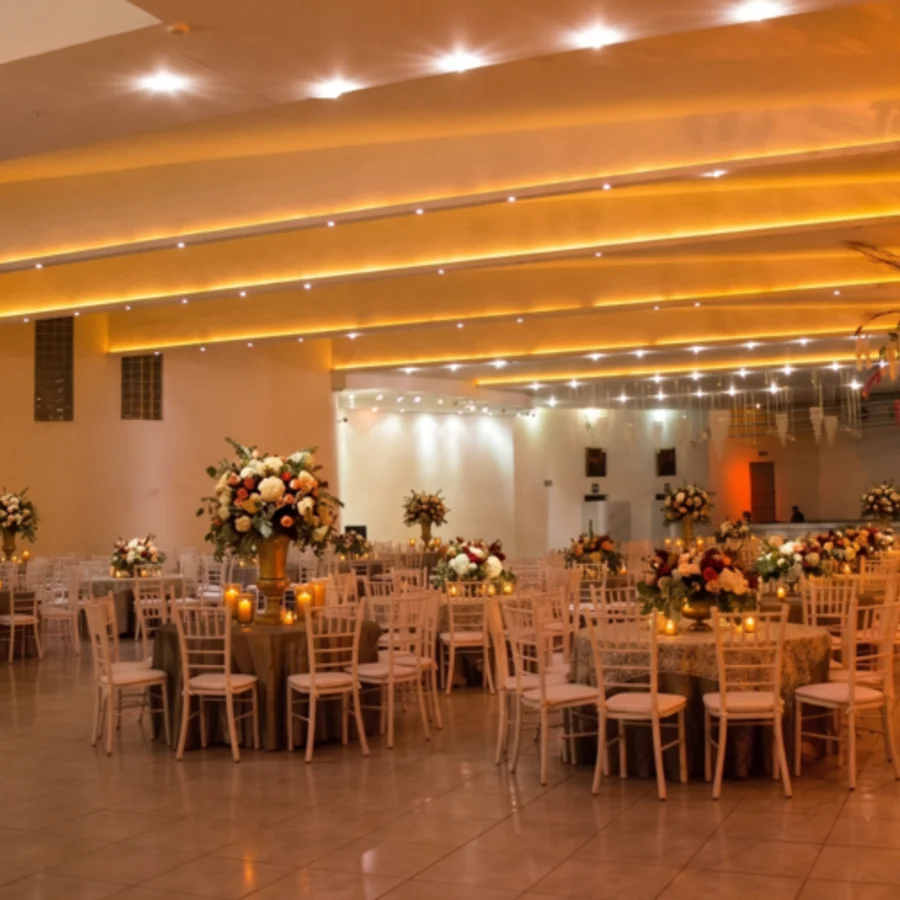 Sala de estar moderna con luz natural y mobiliario contemporáneo.
